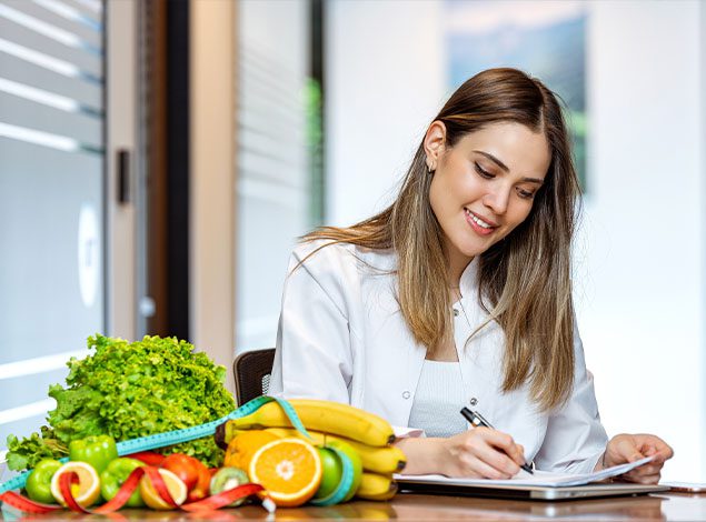 nutritionists working with client